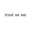 وشم TRUST NO ONE بتصميم خط قوي وواضح
