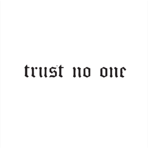 وشم TRUST NO ONE بتصميم خط قوي وواضح