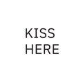 وشم KISS HERE بتصميم بسيط وجرئ