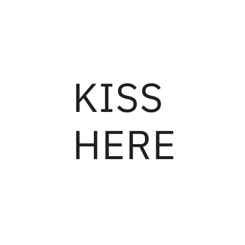 وشم KISS HERE بتصميم بسيط وجرئ